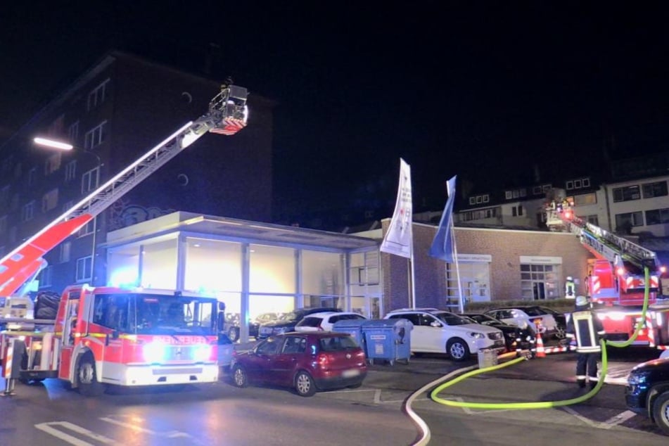Da die Flammen beim Eintreffen der Feuerwehr so groß waren, wurde das Dach auf Brandnester hin durchsucht.
