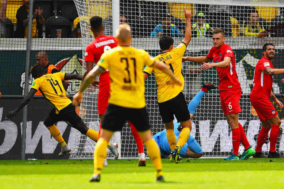 Moussa Koné (l.) dreht nach seinem vermeintlichen Ausgleich zum 1:1 jubelnd ab. Der Treffer wurde wegen einer angeblichen Abseitsstellung nicht gegeben - eine klare Fehlentscheidung.