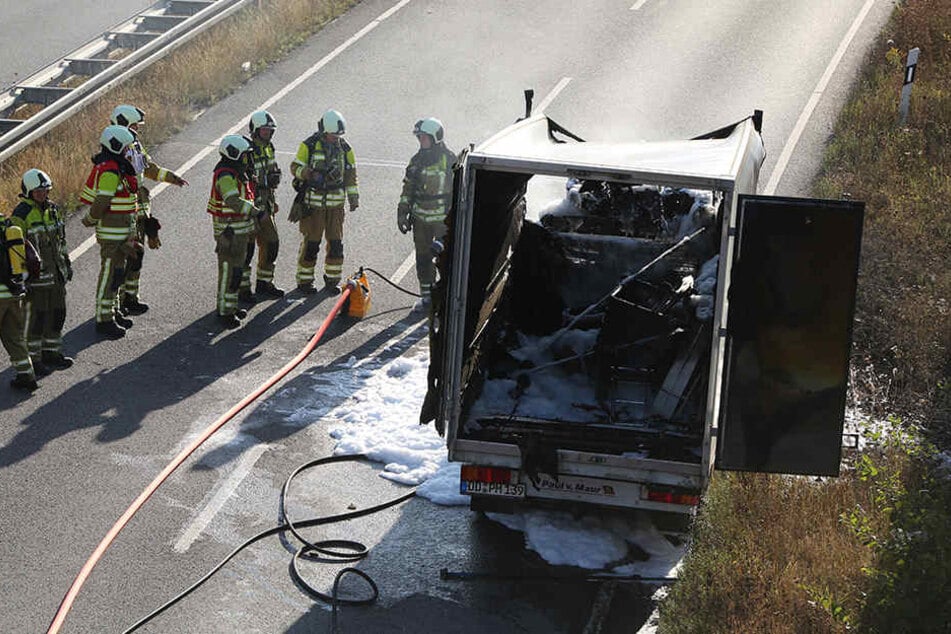 Feuerwehrleute löschten den brennenden Kleintransporter.