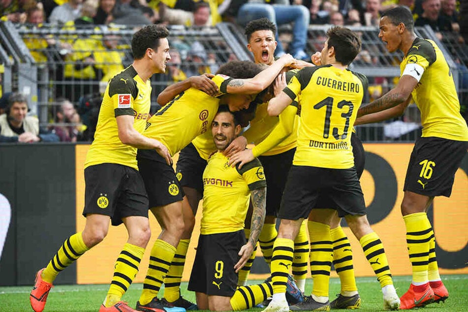 Riesenjubel beim BVB: Der erlösende Doppelpack von Paco Alcacer (Dritter von links) bescherte Dortmund einen ganz wichtigen Dreier.