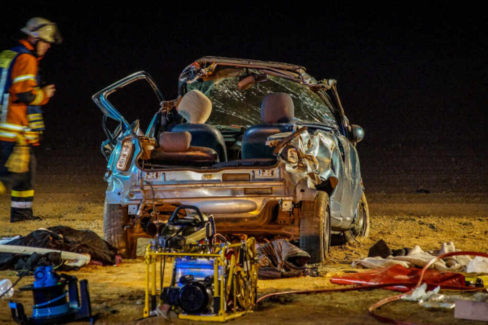 Die Einsatzkräfte mussten einen Mitfahrer mit schwerem Gerät befreien.