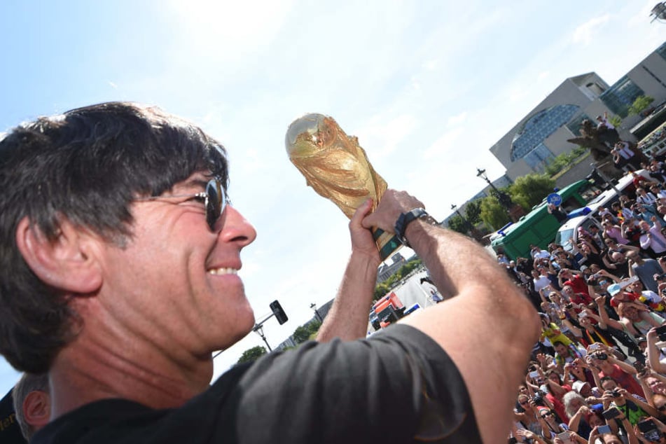 Um diesen Pokal "streiten" sich bei der Wm 2026 ganze 48 Mannschaften.