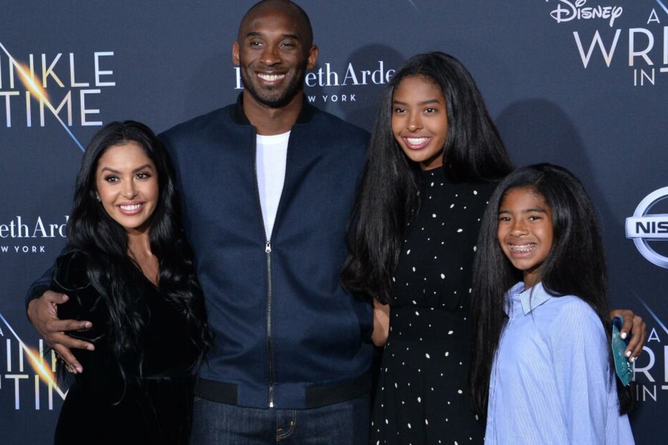 Kobe Bryant gemeinsam mit seiner Ehefrau Vanessa (l) und den Kindern Natalia und Gianna (r). Die 13-jährige Gianna starb ebenfalls bei dem Absturz.