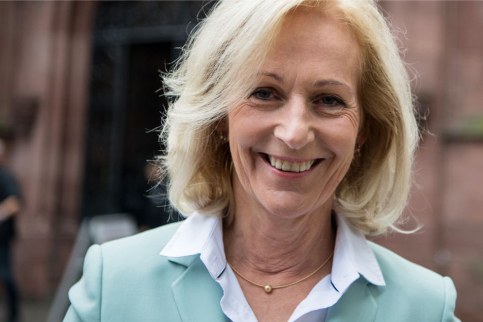 Die CDU-Oberbürgermeister-Kandidatin Bernadette Weyland lächelt in die Kamera.