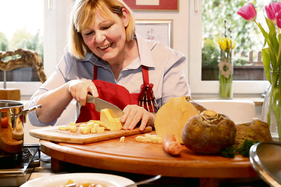 Vorm genuss steht Schnippeln: Sylke Tannhäuser schneidet Kohlrüben.