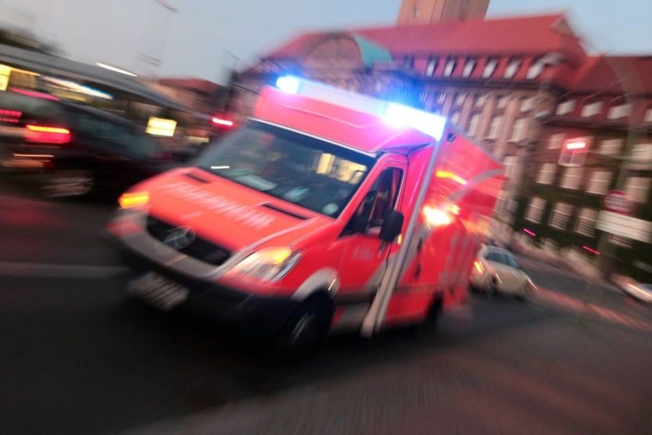 Der Polizist wurde durch die Axt am Oberschenkel verletzt und musste behandelt werden. (Symbolbild)