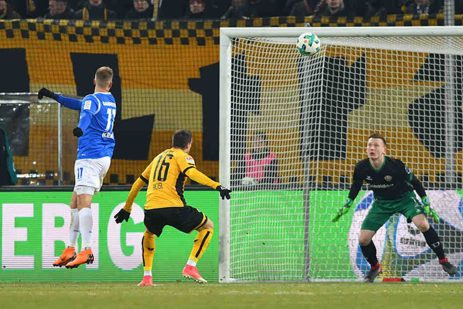 Beim 0:2 kam Philip Heise (M.) gegen den einköpfenden Tobias Kempe zu spät.