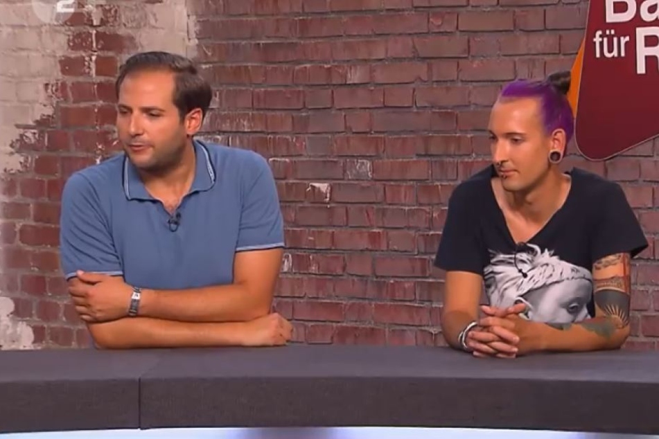Julian (li) dreht seine Uhr nach innen, Fabian verzichtet ganz, dabei trägt er sonst eine an seinem Handgelenk.