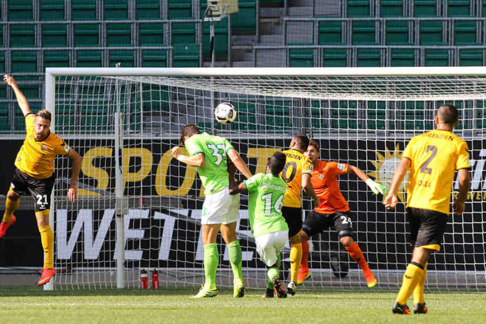 Mario Gomez köpfte das 1:0 für den VfL Wolfsburg - mehr ließ Dynamo gegen den Bundesligisten nicht
zu.