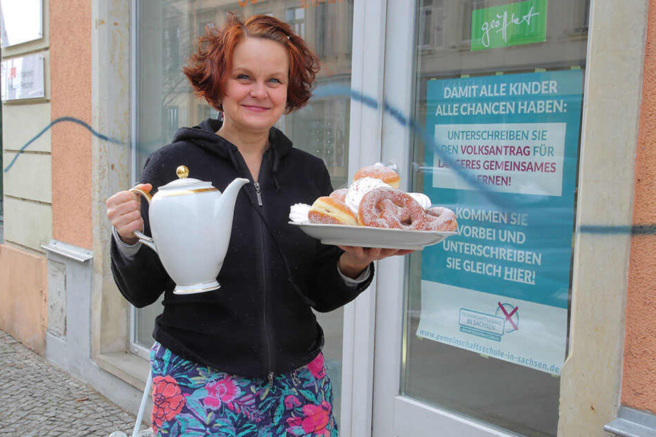 Kaffee und Kuchen bietet Stadträtin Kati Bischoffberger (50) den Schmierfinken in ihrem Atelier.
