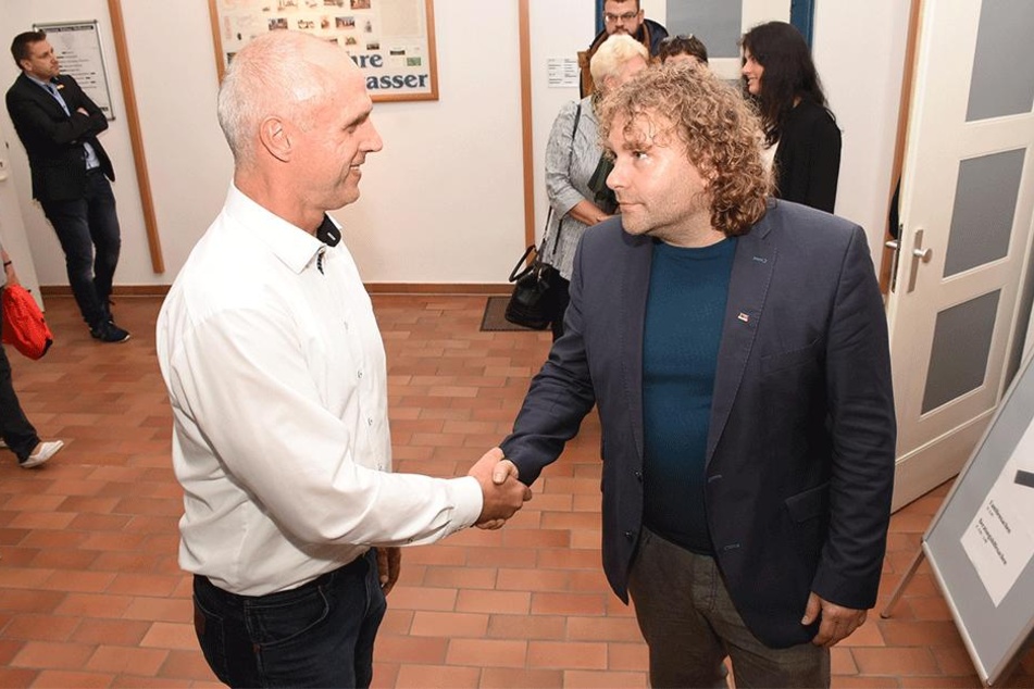 Das Bild täuscht: Hier gratuliert Rico Jung (l.) OB Torsten Pötzsch zum
Wahlsieg. Doch nun hat der Kämmerer Einspruch eingelegt.