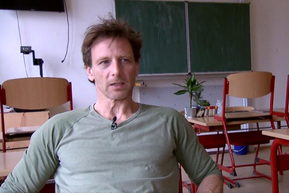 Für die Image-Kampagne zum Lehrerberuf für das Kultusministerium besuchte Schauspieler Hendrik Duryn (51) seine alte Grundschule in Leipzig.