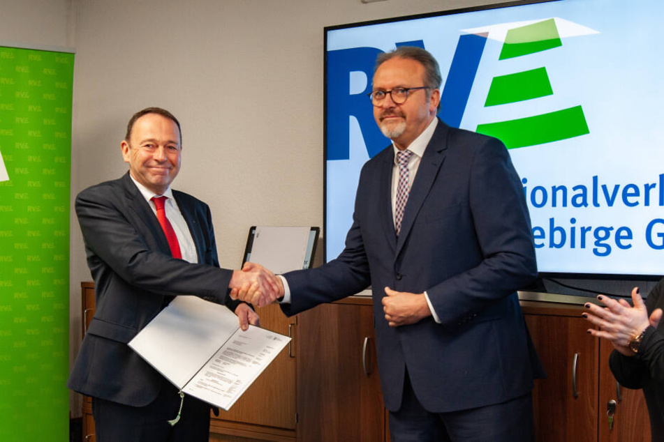 2,5 Millionen Euro für 25 Busse: RVE-Chef Roland Richter (58, l.) freut sich über die Fördermittelzusage von Stefan Brangs (54).