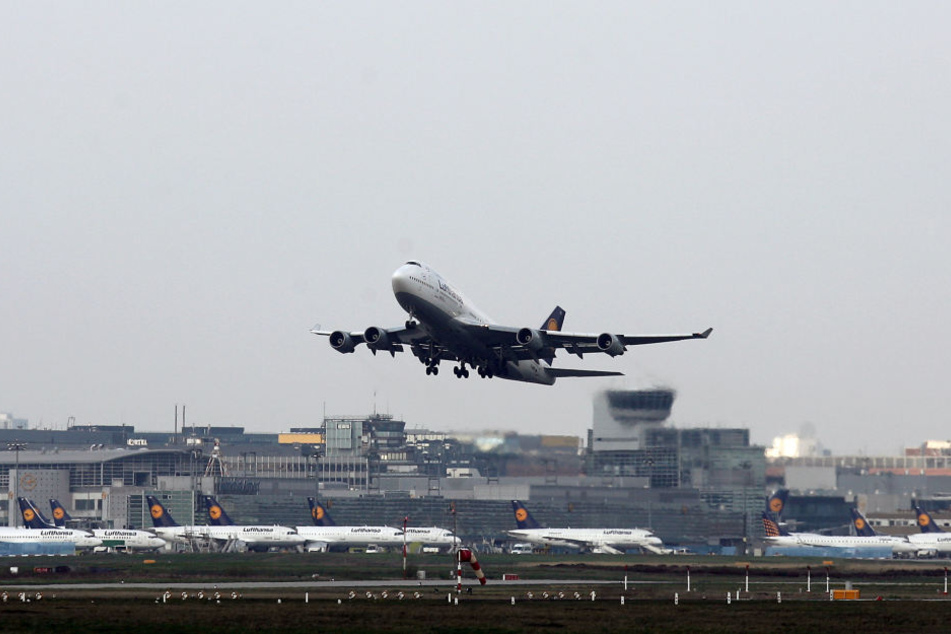 Von der Startbahn West konnten 30 Minuten lang keine Flugzeuge starten. (Symbolbild)