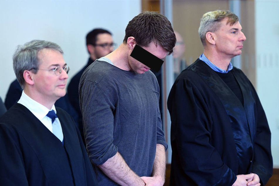 NPD-Politiker Maik Schneider (m) mit seinen Anwälten kurz vor Beginn der Urteilsverkündung.