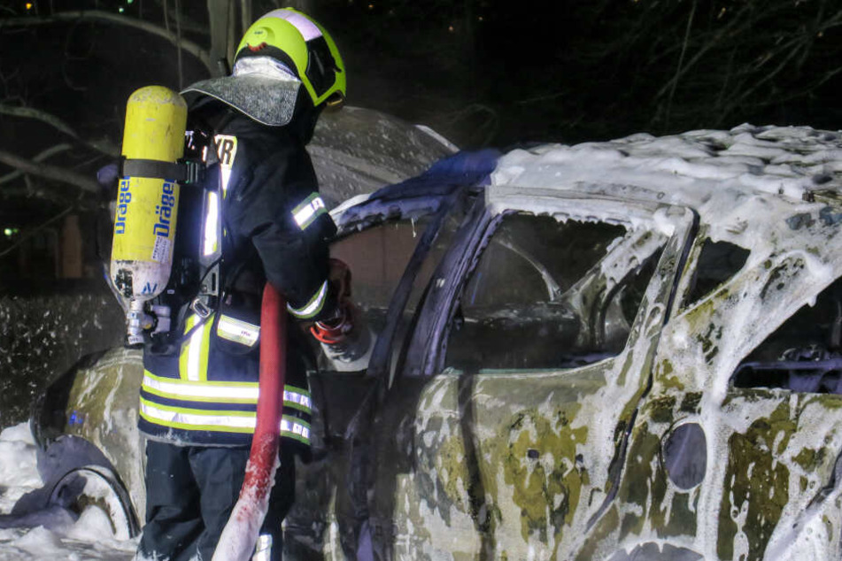 Der Peugeot brannte komplett aus.