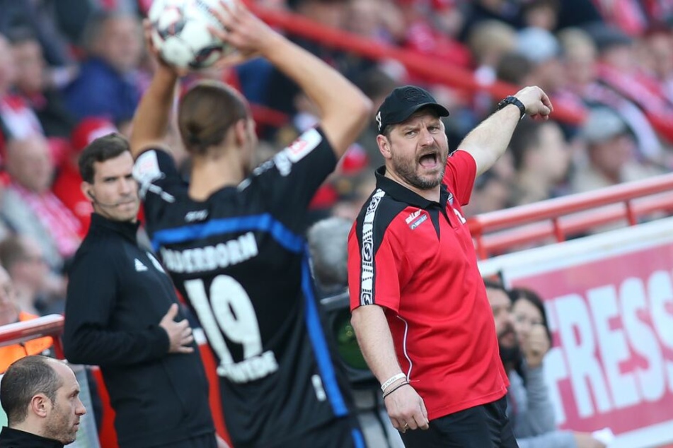 SCP-Trainer Steffen Baumgart, gibt seinen Spielern die Richtung vor.