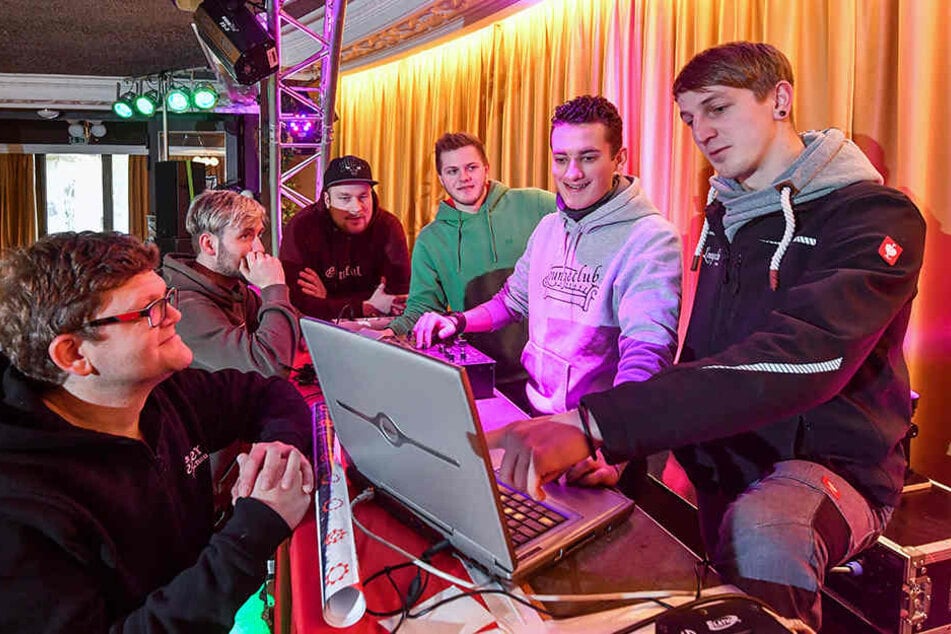 Startklar für die erste Open-Air-Party zu Silvester in Glauchau: Marcel Klötzner (33, 2.v.l.) und Felix Weise (28) mit ihrer Crew auf dem Markt.
