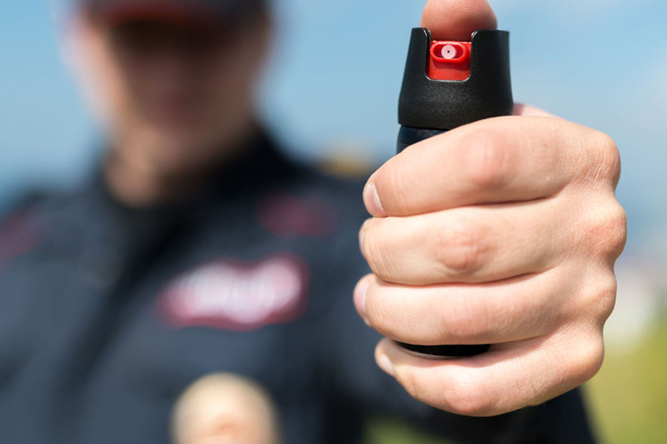 Er sprühte plötzlich drauf los: Der 16-Jährige verletzte drei Menschen. (Symbolbild)