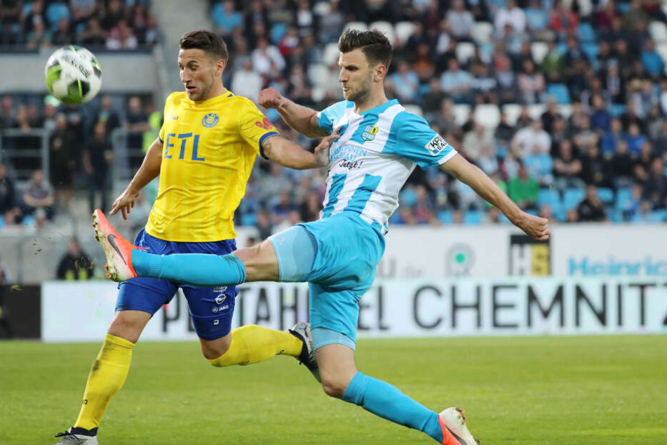 Drei Verwarnungen kassierte der CFC im Halbfinale gegen den 1. FC Lok Leipzig. Für Dejan Bozic (r., gegen David Urban) war es die zweite im diesjährigen Pokalwettbewerb - damit sitzt der Torjäger im Finale draußen.