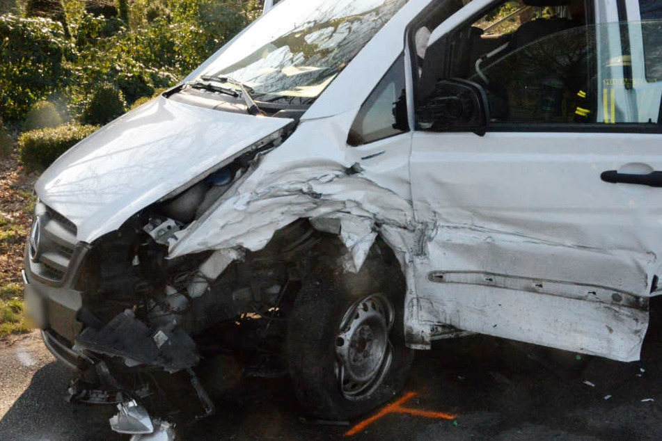 Beide Wagen mussten nach dem Crash abgeschleppt werden.