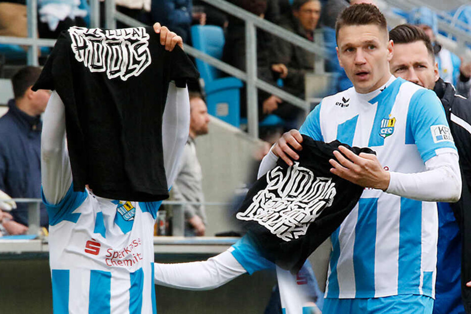 Der Auslöser des Skandals: Daniel Frahn hält ein T-Shirt mit der Aufschrift "Support Your Local Hools" hoch.