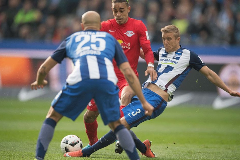 Per Skjelbred (li.) im Zweikampf mit dem Leipziger Yussuf Poulsen.