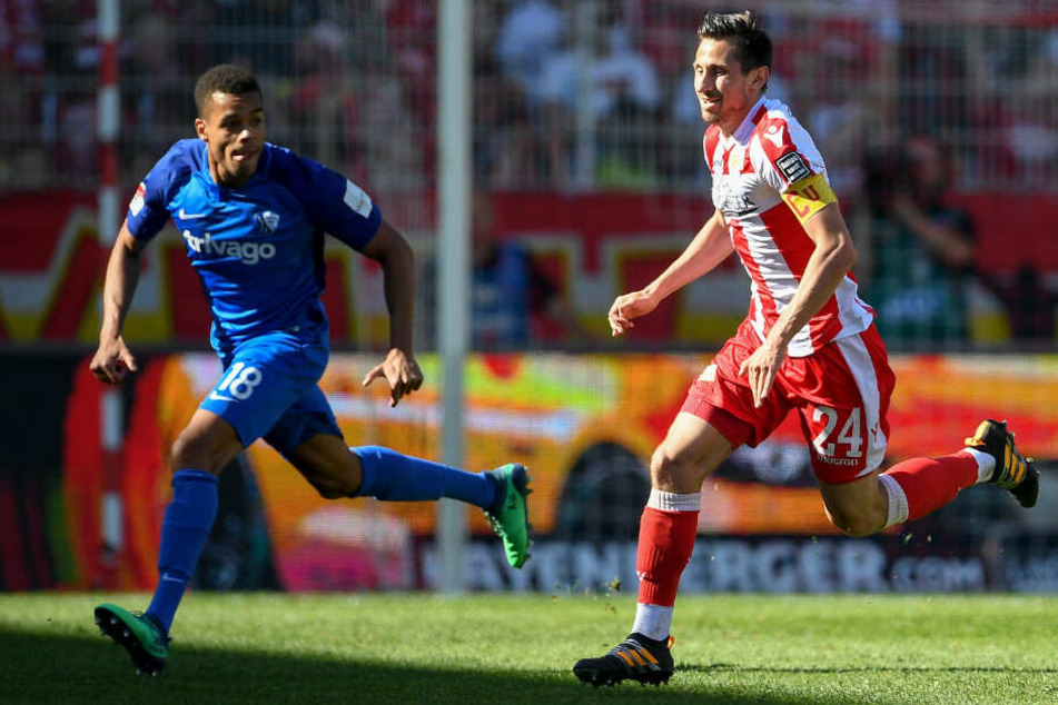 Bochums Jan Gyamerah (l) und Unions Steven Skrzybski kämpfen um den Ball.