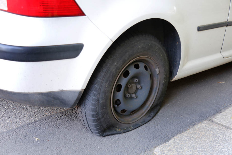 In der Nacht zu Mittwoch wurden wieder an 12 Autos die Reifen zerstochen. (Symbolbild)