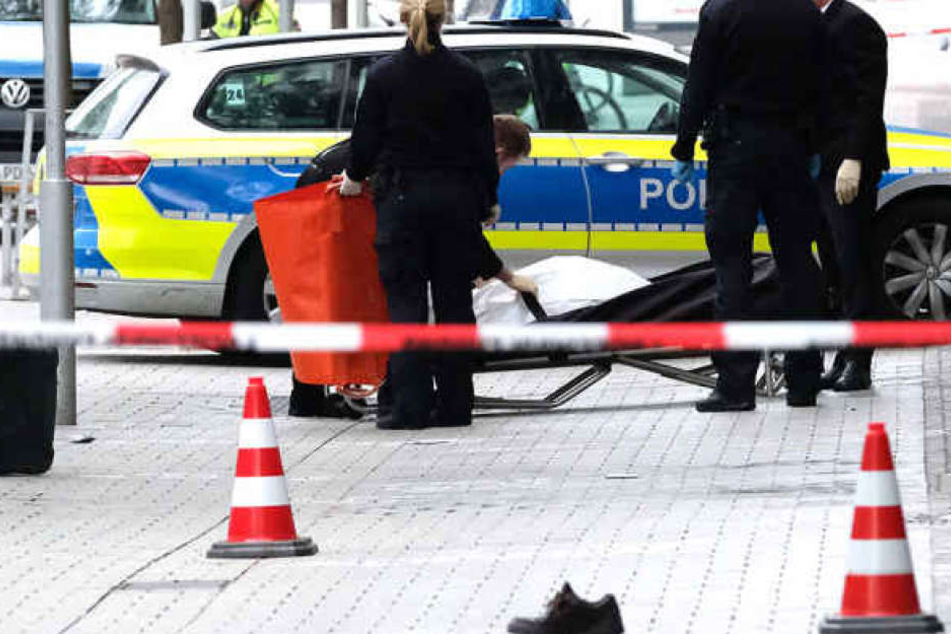 Ein 82-Jähriger starb, als ein Auto mit überhöhter Geschwindigkeit durch die Fußgängerzone fuhr.