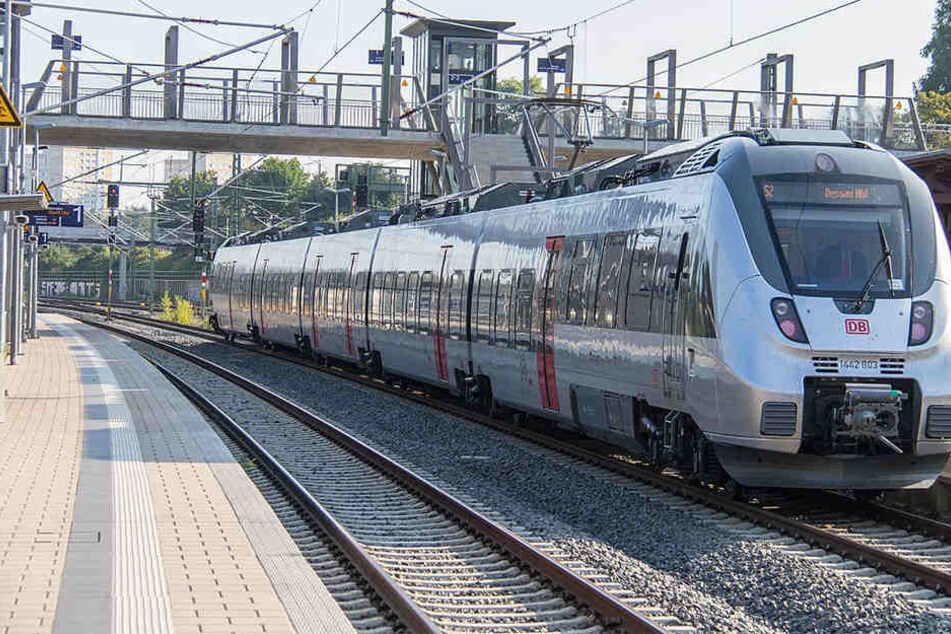 An der S-Bahn-Haltestelle "Connewitz" wurde der 22-Jährige von drei unbekannten Männern mit einem Baseballschläger angegriffen.