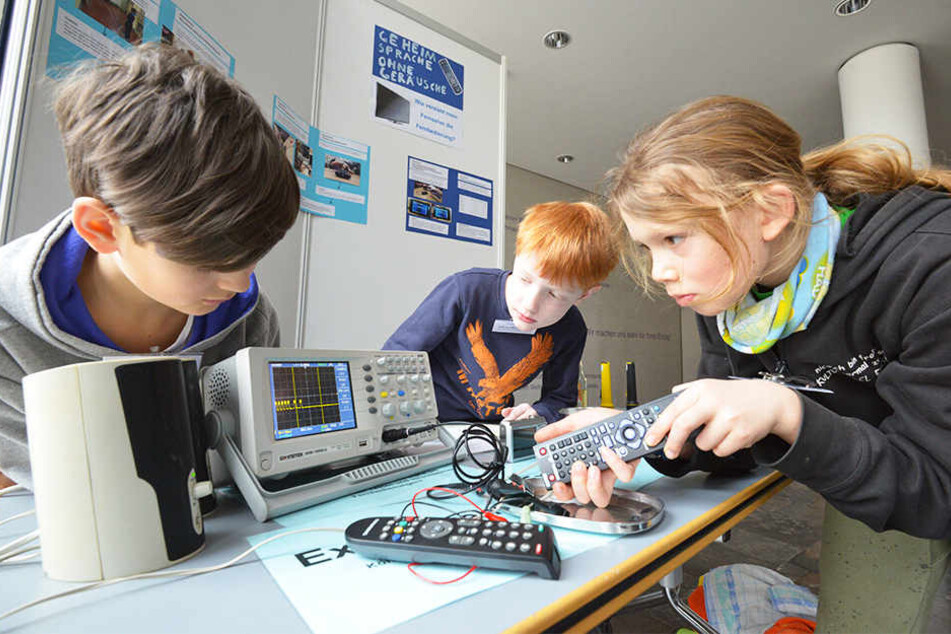 Jugend forscht ist ein bundesweiter Nachwuchswettbewerb, der besondere Leistungen und Begabungen in Mathematik, Informatik, Naturwissenschaften und Technik fördert.