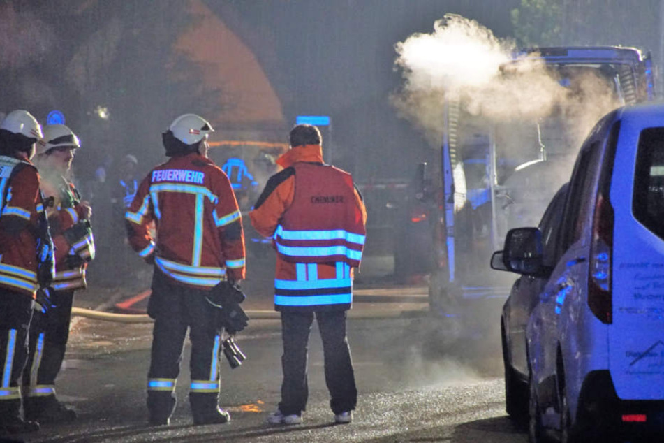 Einsatzkräfte vor dem Transporter. Gut sichtbar: Das austretende Gas.