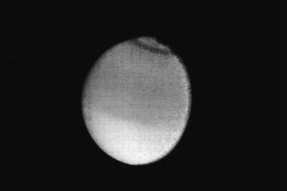 Der Saturnmond Titan. Er ist der größte und hellste Saturnmond und wurde 1655 von C. Huygens entdeckt.