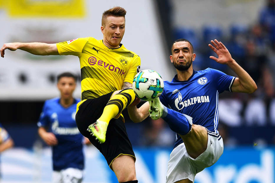 Dieses Duell ging an den FC Schalke 04 und Nabil Bentaleb (r.): Das letzte Revierderby auf Schalke im April 2018 gewannen die "Knappen" mit 2:0 gegen Marco Reus (l.) und den BVB.