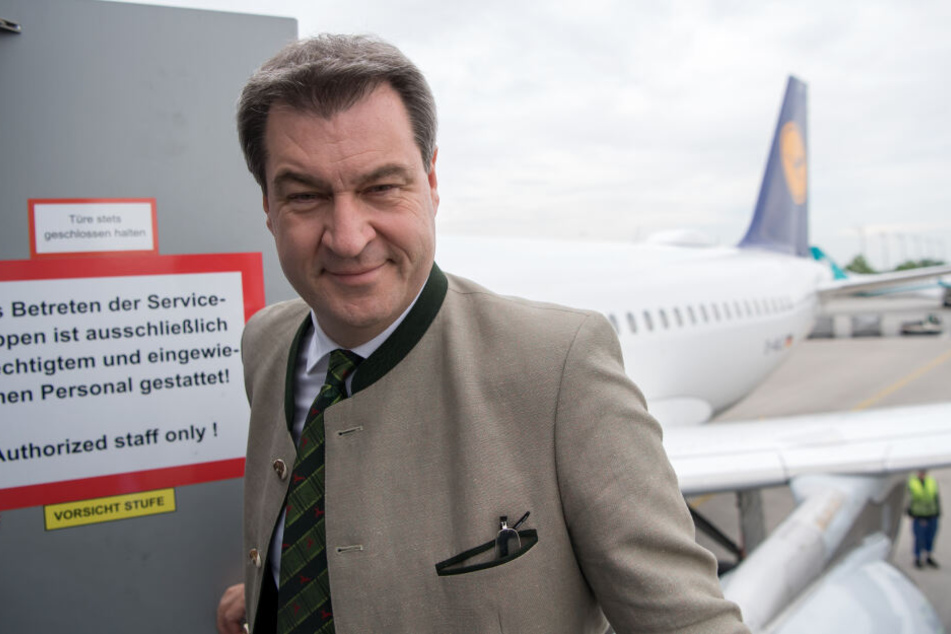 Markus Söder (CSU), Ministerpräsident von Bayern, steigt am Flughafen in ein Flugzeug ein.