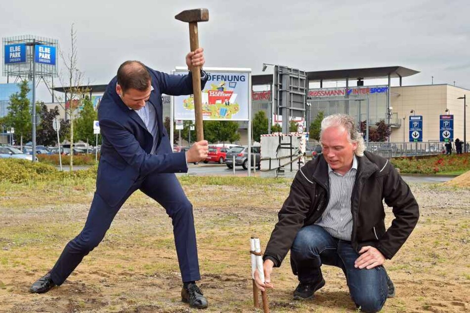 Elbe-Park-Manager Gordon Knabe (42, l.) schlägt mit André Sarrasani (44) den
ersten Zeltnagel ins Gelände.