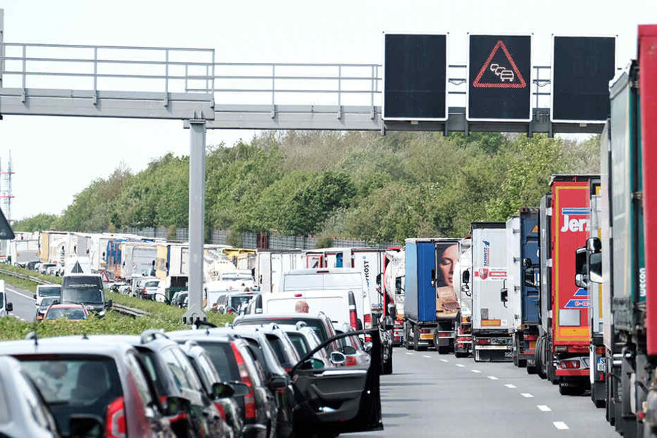Im Stau-Falle sollen Autofahrer eigentlich vorsorglich eine Rettungsgasse für die Einsatzkräfte bilden.