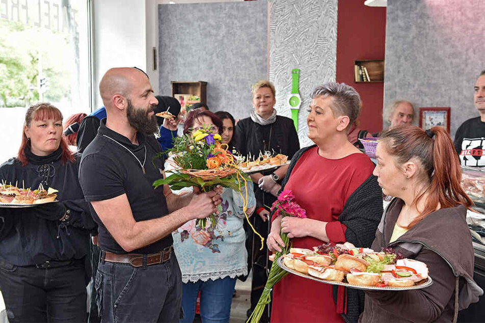 Großer Bahnhof für den neuen Tafel-Laden: Mitarbeiter überreichten Tafel-Chefin Karin Rauschenbach (52, im roten Kleid) zur Einweihung einen bunten Blumenstrauß.