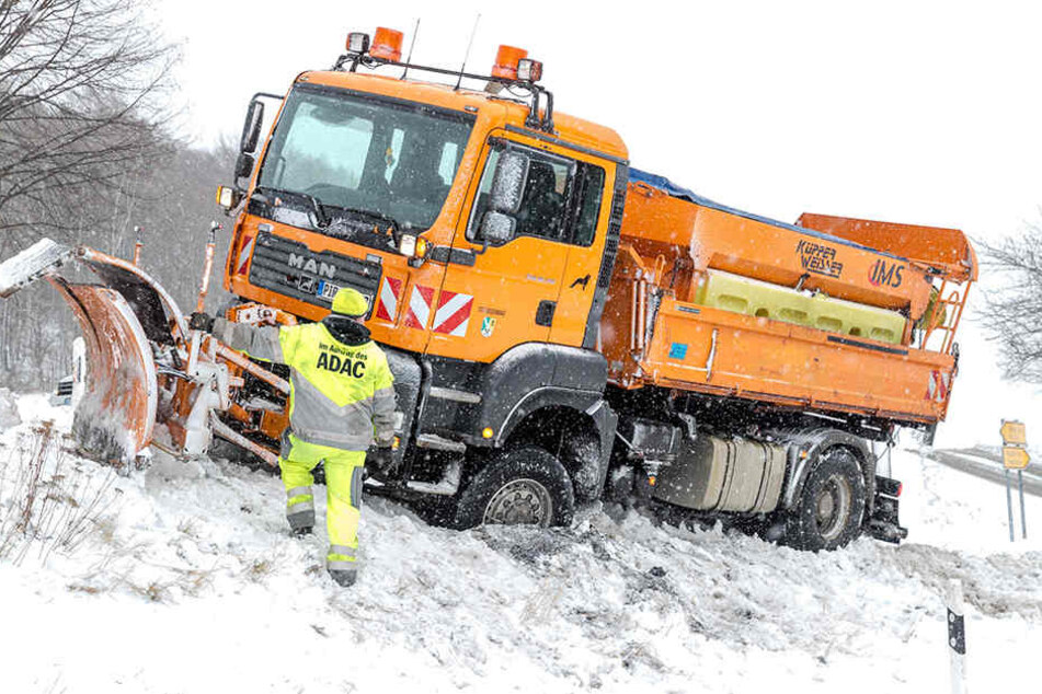 Zwei Abschleppfahrzeuge mussten anrücken, um den Lkw zu bergen.