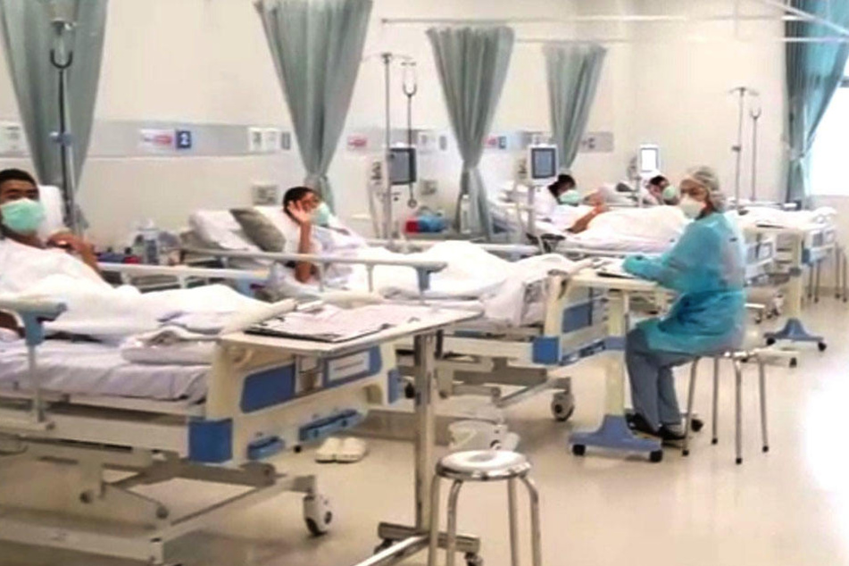 Bevor sie nach Hause dürfen, erholen sich die geretteten Jungs im Krankenhaus. Den Appell der Witwe werden sie sich gern hören.
