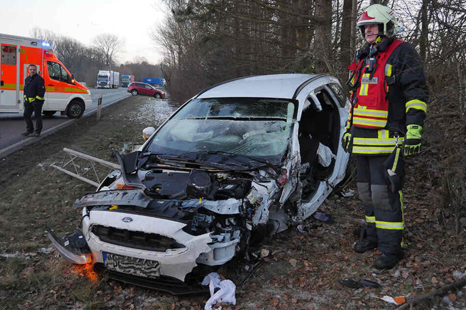 Der Ford Focus landete völlig zerstört im Graben.