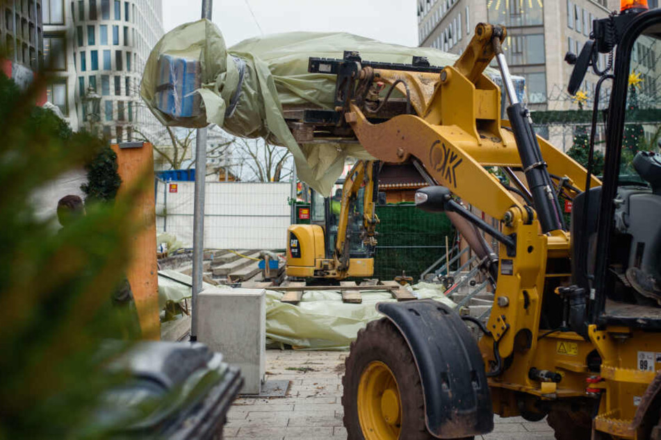 Der 59-Jährige wurde durch eine Drehbewegung des Baggers zwischen ihm und einer Mauer eingeklemmt. (Symbolbild)