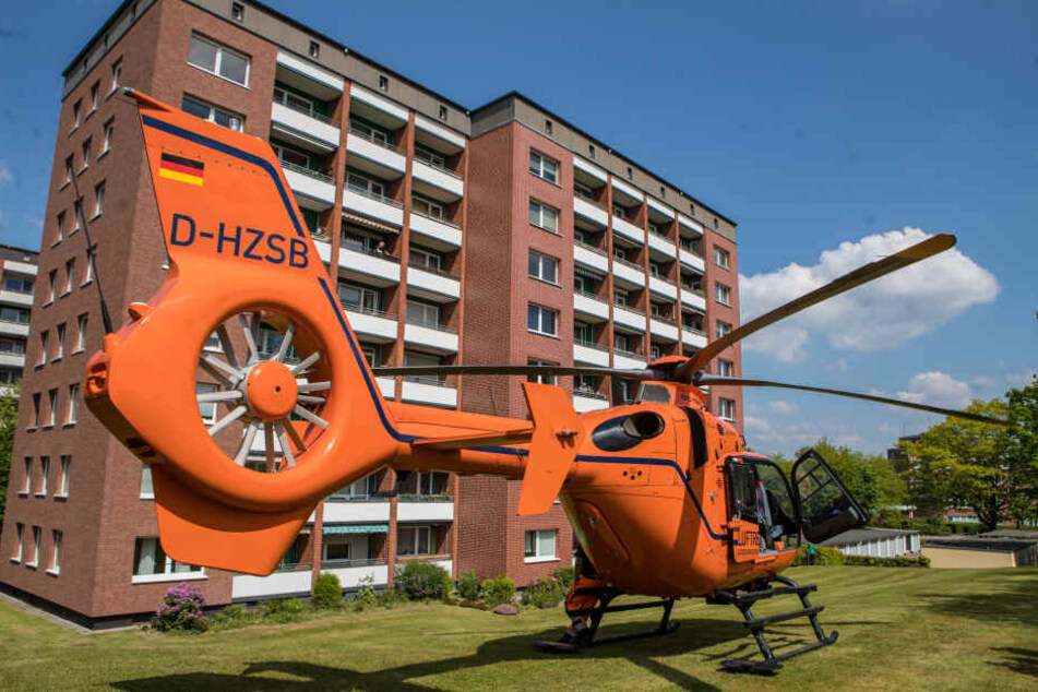 Ein Rettungshubschrauber landete hinter dem Hochaus am Ernst-Bergeest-Weg.