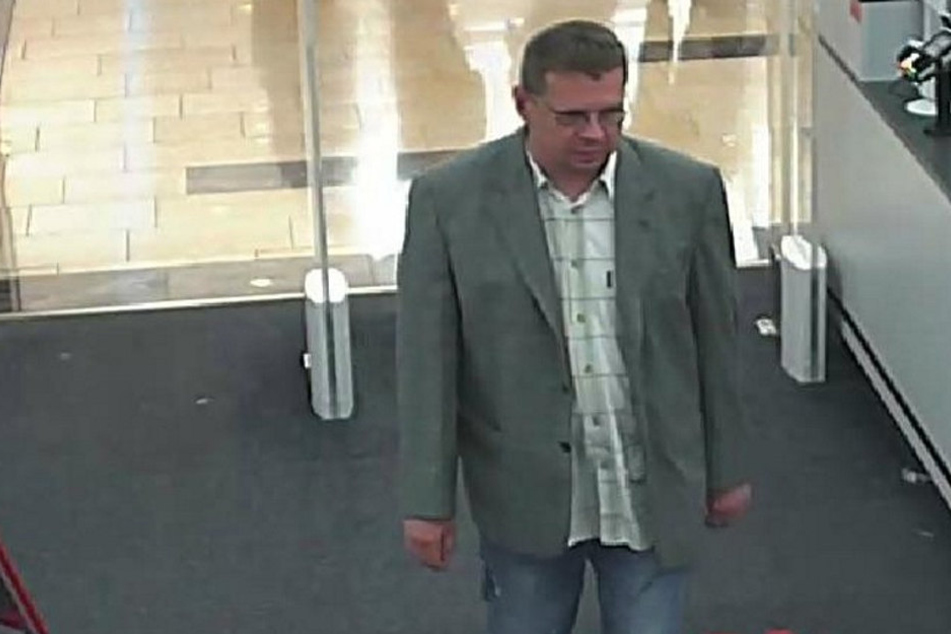 Die Polizei sucht diesen Mann wegen Ladendiebstahls.