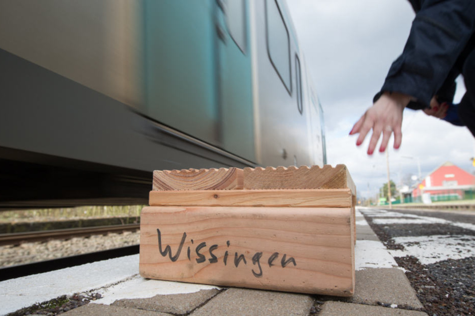 Über eine solche Holzkiste mussten die Fahrgäste ein- und aussteigen.