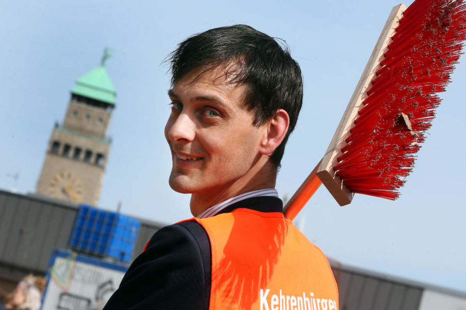 Neuköllns Bezirkbürgermeister Martin Hikel startet um die Rollberg-Siedlung den Frühjahrsputz.