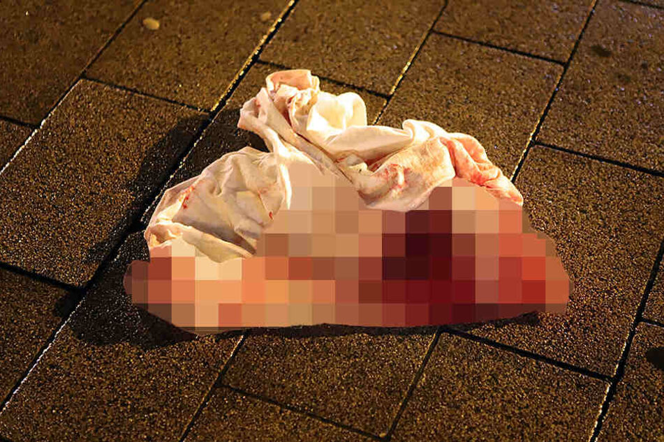 Ein blutiges Stück Stoff liegt nach der Tat noch auf dem Fußweg in der Brückenstraße.