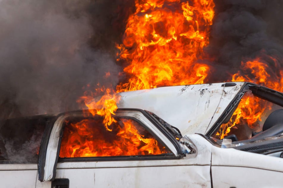 Der Ford brannte bei dem Unfall aus. (Symbolbild)