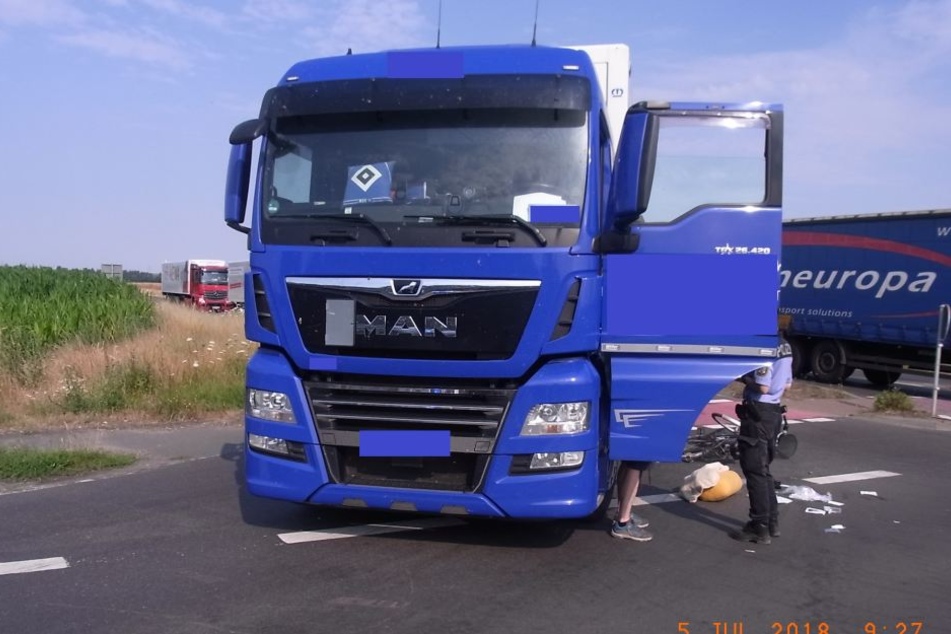 Beim Rechtsabbiegen übersah der Brummi-Fahrer den Radler und erfasste ihn am Hinterrad.